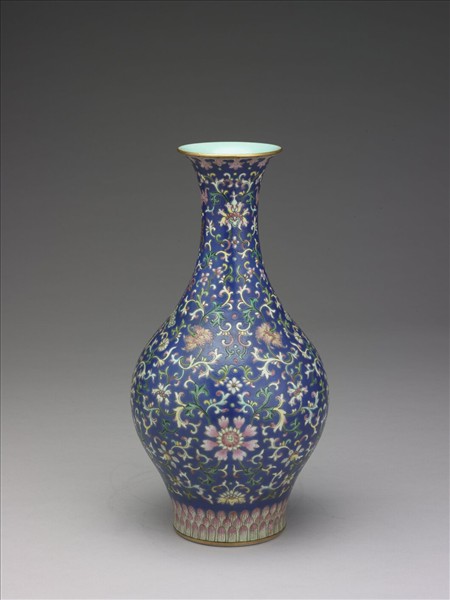 粉彩藍地福壽番蓮紋瓶