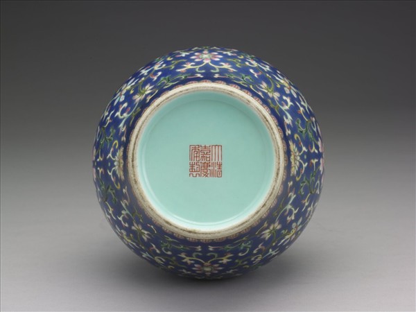 粉彩藍地福壽番蓮紋瓶