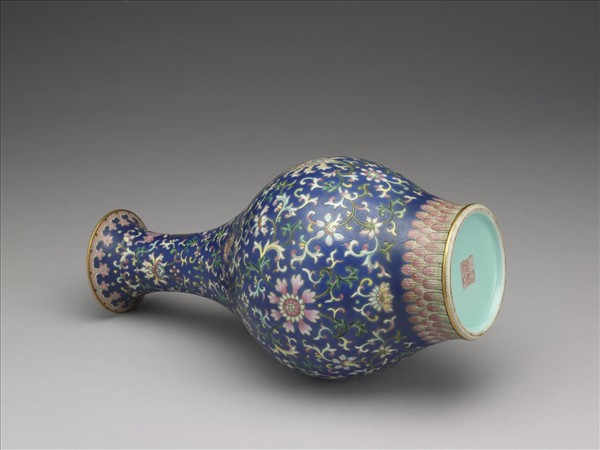 粉彩藍地福壽番蓮紋瓶