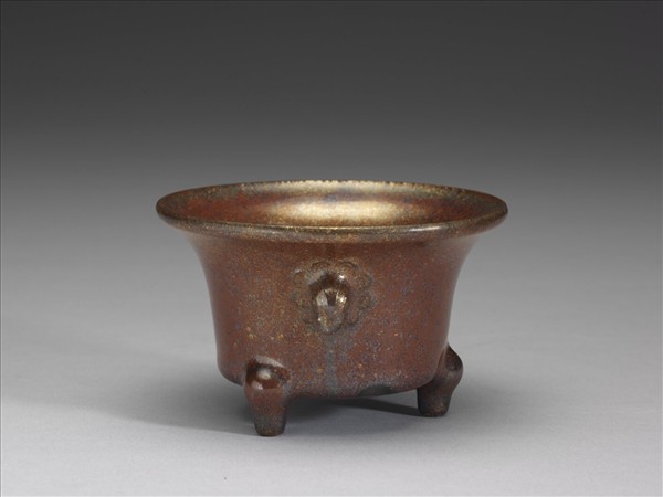 鐵紅釉三足爐