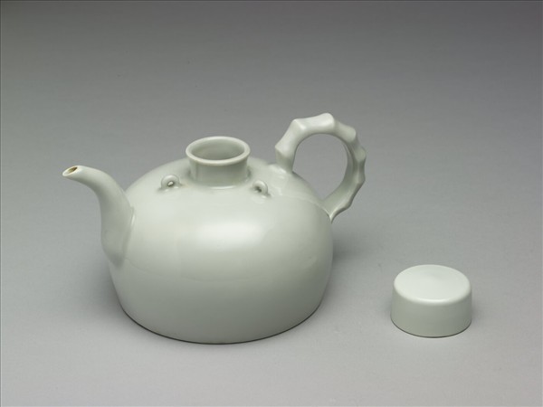 白瓷三繫竹節把壺