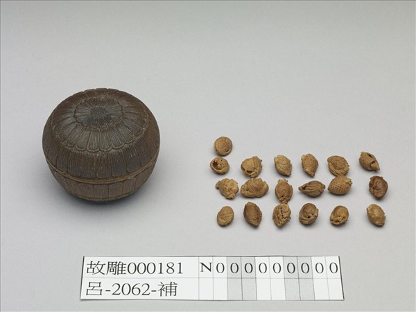 犀角雕菊花圓盒、果核雕十九枚