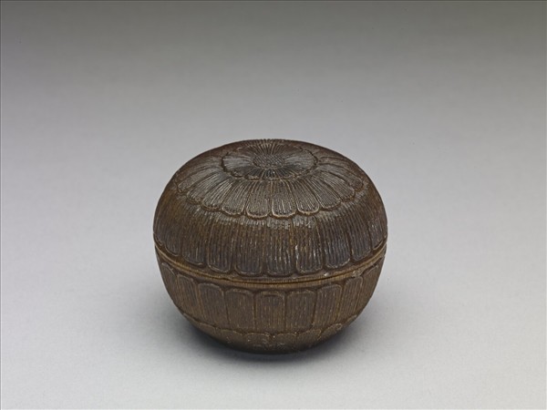 犀角雕菊花圓盒、果核雕十九枚