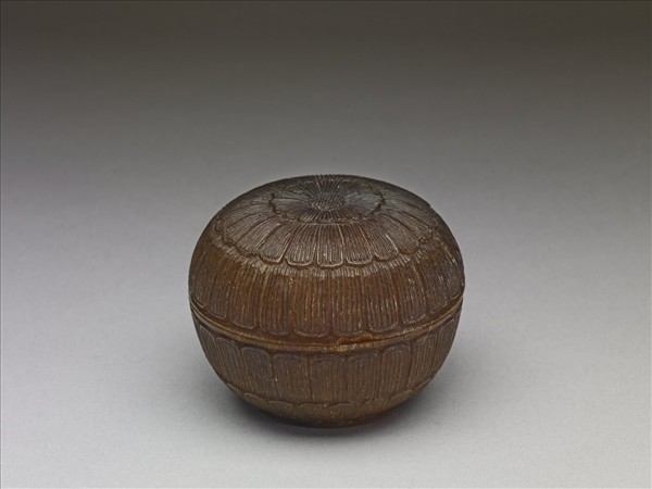 犀角雕菊花圓盒、果核雕十九枚