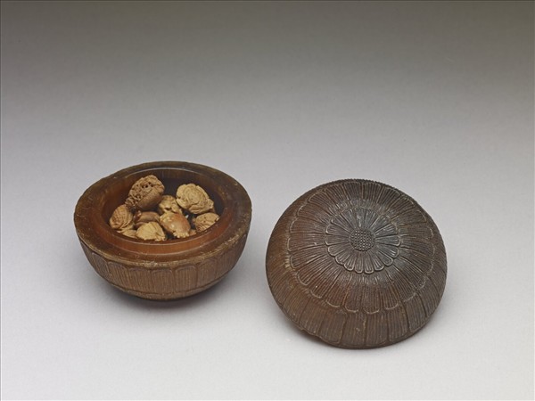 犀角雕菊花圓盒、果核雕十九枚