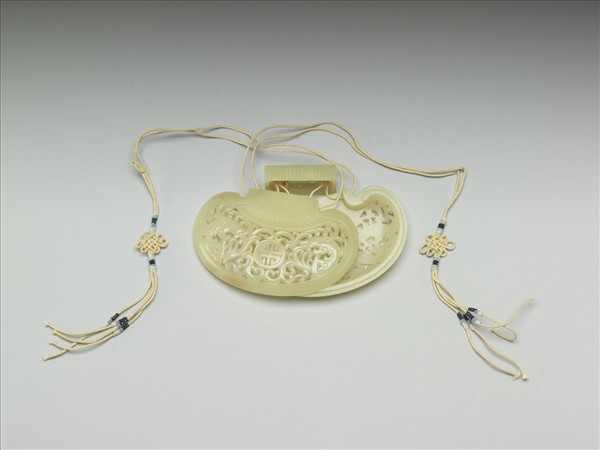 玉鏤空龍紋腰果式香包