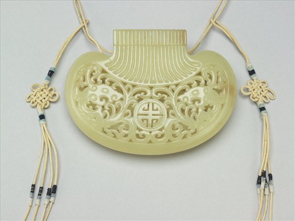 玉鏤空龍紋腰果式香包