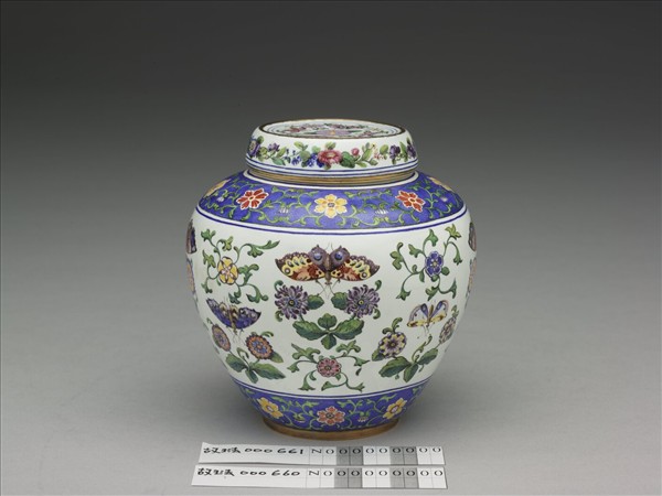 銅胎畫琺瑯白地花蝶紋蓋罐