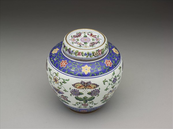 銅胎畫琺瑯白地花蝶紋蓋罐