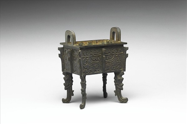 獸面夔紋扁足方鼎