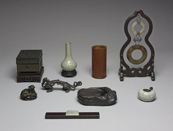 仿哥釉蓮瓣紋長頸瓶