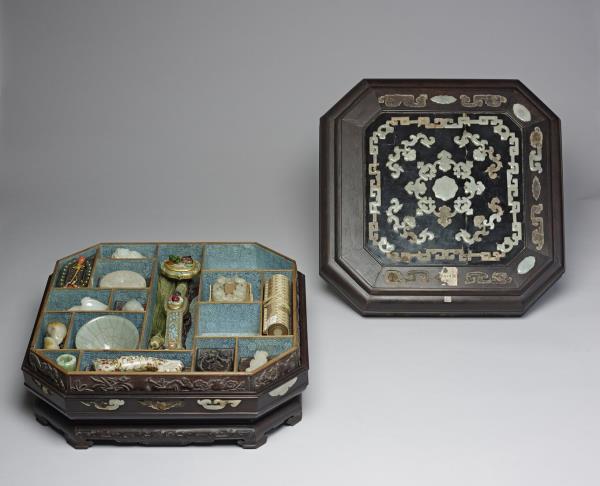 嵌玉八角形木匣多寶格