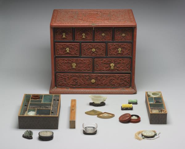 剔紅雲龍紋小櫃多寶格