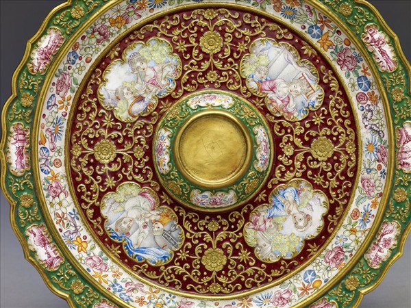 金胎內填兼畫琺瑯西洋母子圖盤