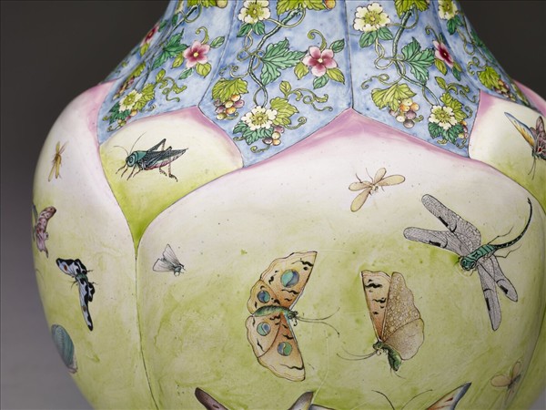 銅胎畫琺瑯蓮瓣式蝶蟲蓋罐