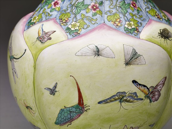 銅胎畫琺瑯蓮瓣式蝶蟲蓋罐