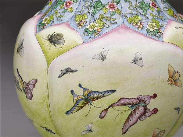 銅胎畫琺瑯蓮瓣式蝶蟲蓋罐