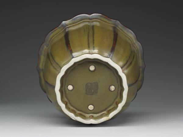 茶葉末釉蓮花式盆