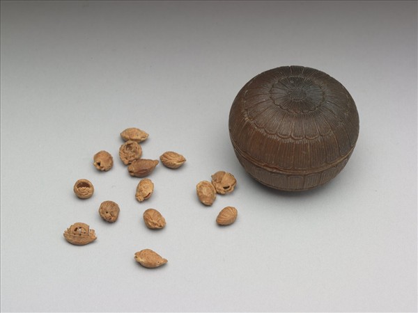 犀角雕菊花圓盒、果核雕十九枚