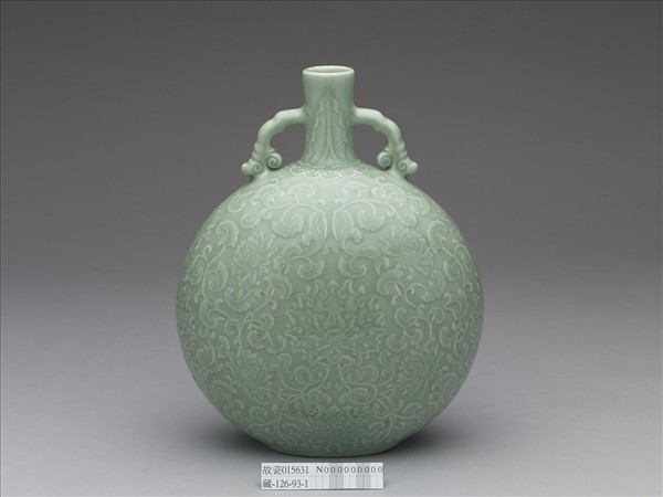 冬青釉纏枝番蓮紋雙耳扁壺