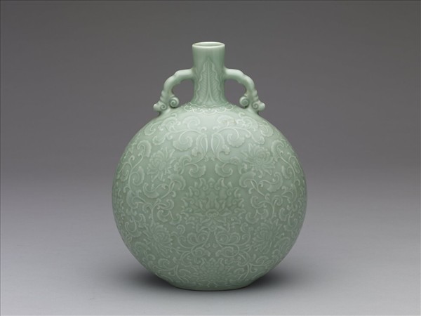 冬青釉纏枝番蓮紋雙耳扁壺