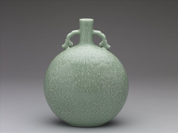 冬青釉纏枝番蓮紋雙耳扁壺