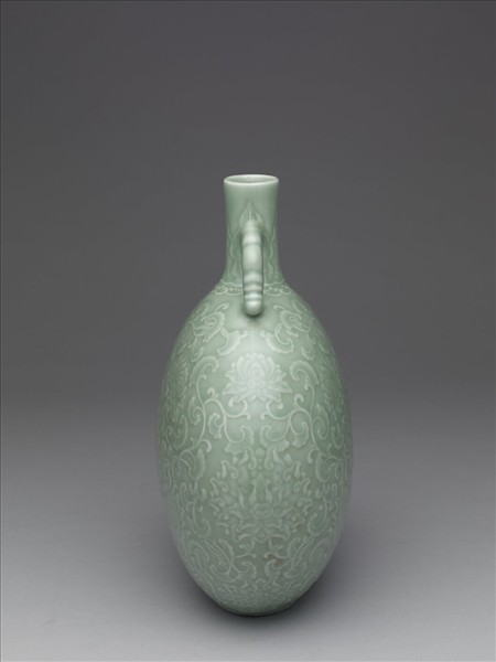 冬青釉纏枝番蓮紋雙耳扁壺