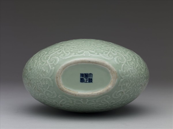 冬青釉纏枝番蓮紋雙耳扁壺