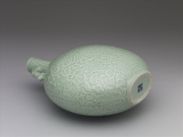 冬青釉纏枝番蓮紋雙耳扁壺