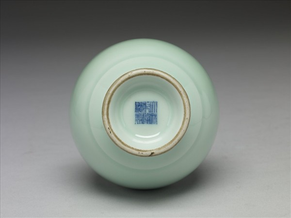 青瓷弦紋長頸瓶