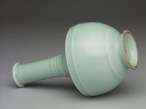 青瓷弦紋長頸瓶