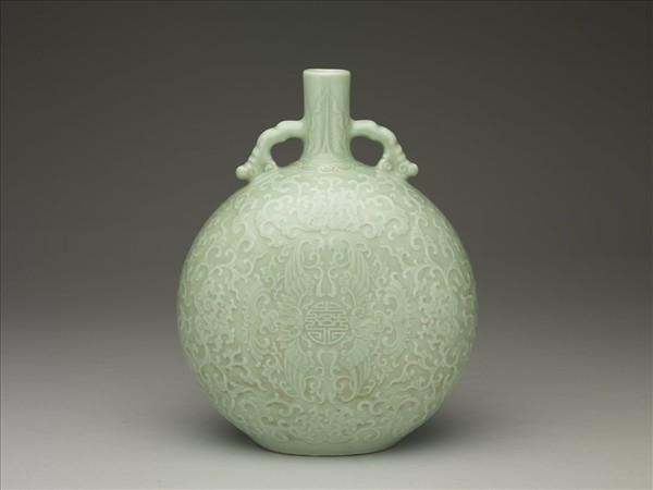 冬青釉纏枝番蓮紋雙耳扁壺