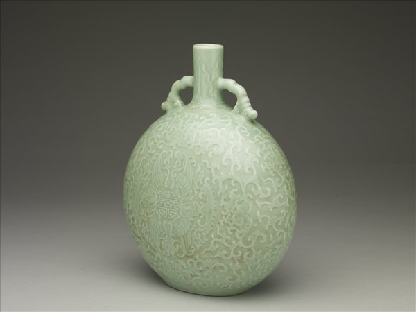 冬青釉纏枝番蓮紋雙耳扁壺