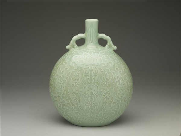 冬青釉纏枝番蓮紋雙耳扁壺