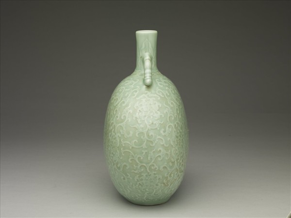 冬青釉纏枝番蓮紋雙耳扁壺