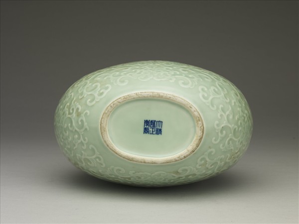 冬青釉纏枝番蓮紋雙耳扁壺