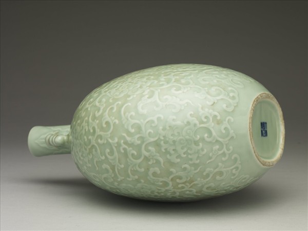 冬青釉纏枝番蓮紋雙耳扁壺