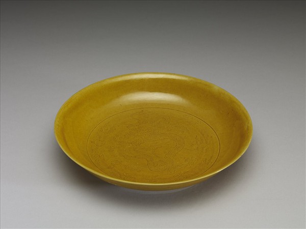 黃釉劃花雲龍紋盤