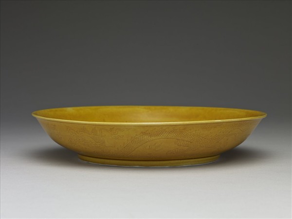 黃釉劃花雲龍紋盤