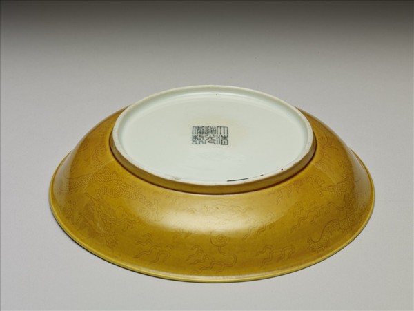 黃釉劃花雲龍紋盤