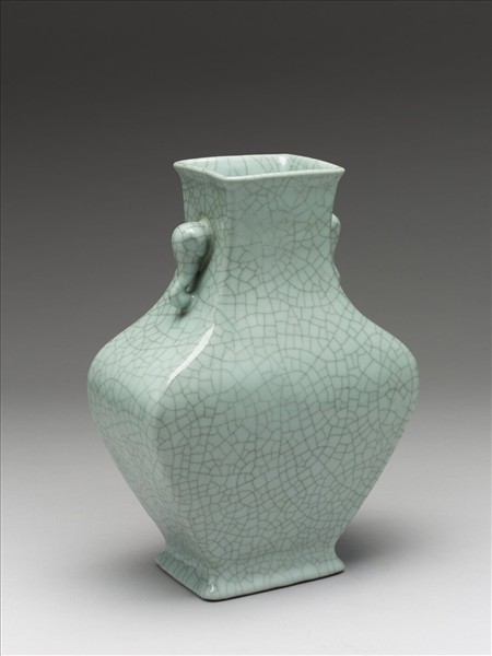 青瓷象耳四方壺