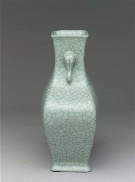 青瓷象耳四方壺