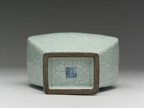 青瓷象耳四方壺