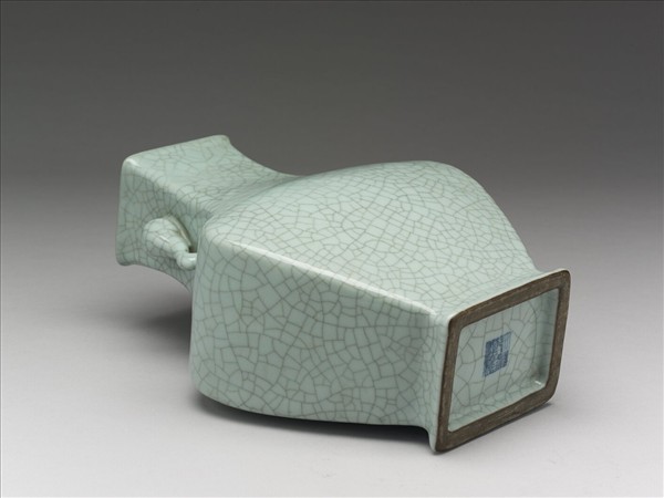 青瓷象耳四方壺