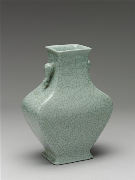 青瓷象耳四方壺