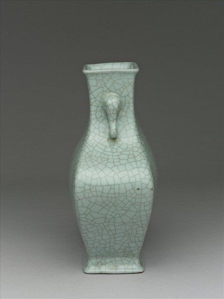 青瓷象耳四方壺