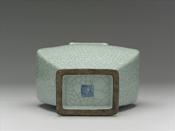 青瓷象耳四方壺