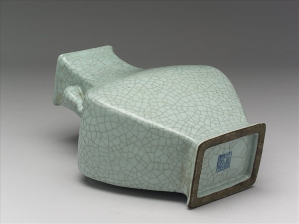 青瓷象耳四方壺