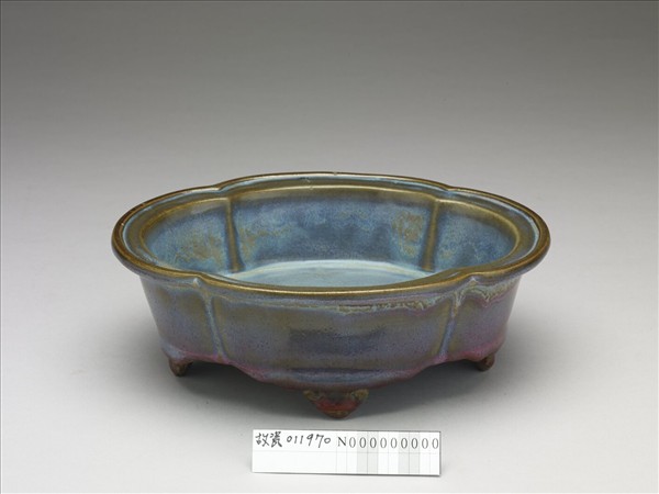 鈞窯 天藍葡萄紫釉海棠式盆托