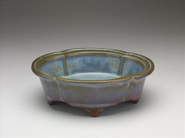 鈞窯 天藍葡萄紫釉海棠式盆托